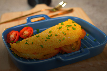 Ao fundo, imagem de um cuscuz na frigideira