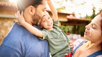 Médica pediatra conversando com mãe e bebê.
